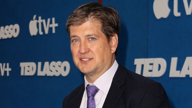 El jefe de 'Ted Lasso', Bill Lawrence, cierra un nuevo acuerdo general de nueve cifras en Warner Bros. TV