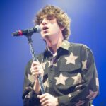 El líder de The Kooks, Luke Pritchard, revela cómo la meditación impactó la música nueva