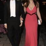 Lado a lado: Elizabeth Hurley estuvo en buena compañía el jueves por la noche cuando ayudó a Dame Joan Collins a celebrar su 88 cumpleaños con una gran cantidad de amigos famosos en Londres.