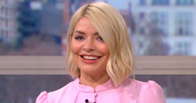 Holly Willoughby hace insinuaciones descaradas cuando finalmente regresa a This Morning