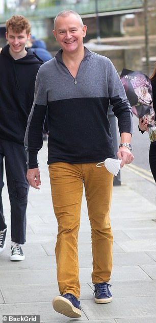 ¡Luciendo bien!  El sábado, Hugh Bonneville, de 58 años, mostró su cuerpo esbelto con una sudadera gris y pantalones mostaza cuando salía de un estudio de televisión en Londres.