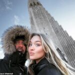 Excursiones: Jack Whitehall y Roxy Horner se tomaron dulces selfies mientras disfrutaban de un viaje romántico a Islandia el jueves, posando afuera de Hallgrimskirkja en Reykjavik.