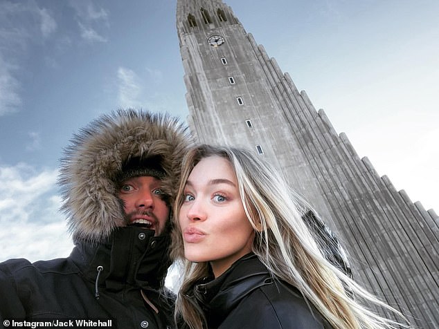 Excursiones: Jack Whitehall y Roxy Horner se tomaron dulces selfies mientras disfrutaban de un viaje romántico a Islandia el jueves, posando afuera de Hallgrimskirkja en Reykjavik.