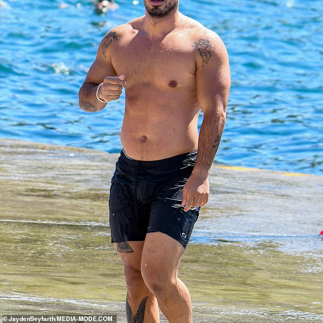 ¡Su propia mejor publicidad!  El entrenador de celebridades Jono Castano, de 31 años, mostró los resultados de su transformación corporal de cinco semanas cuando se quedó sin camisa en la playa Clovelly de Sydney el domingo.