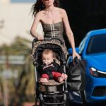 Nueva mamá: Julia Fox está pasando más tiempo con su hijo de un año, Valentino, luego de su separación de Kanye West