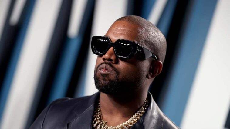Kanye West alega que Kim Kardashian lo acusó de “golpearla” en medio de una disputa pública