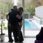 ¡Que par!  Katherine Ryan compartió una publicación muy descarada en Instagram el domingo, en la que mostró su parte inferior tonificada mientras compartía un beso con su pareja Bobby Kootstra.