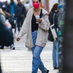 Fuera de casa: Katie Holmes, de 43 años, lució una figura relajada con un cárdigan de punto color crema mientras se ocupaba de sus deberes diarios en una salida discreta en la ciudad de Nueva York el miércoles.