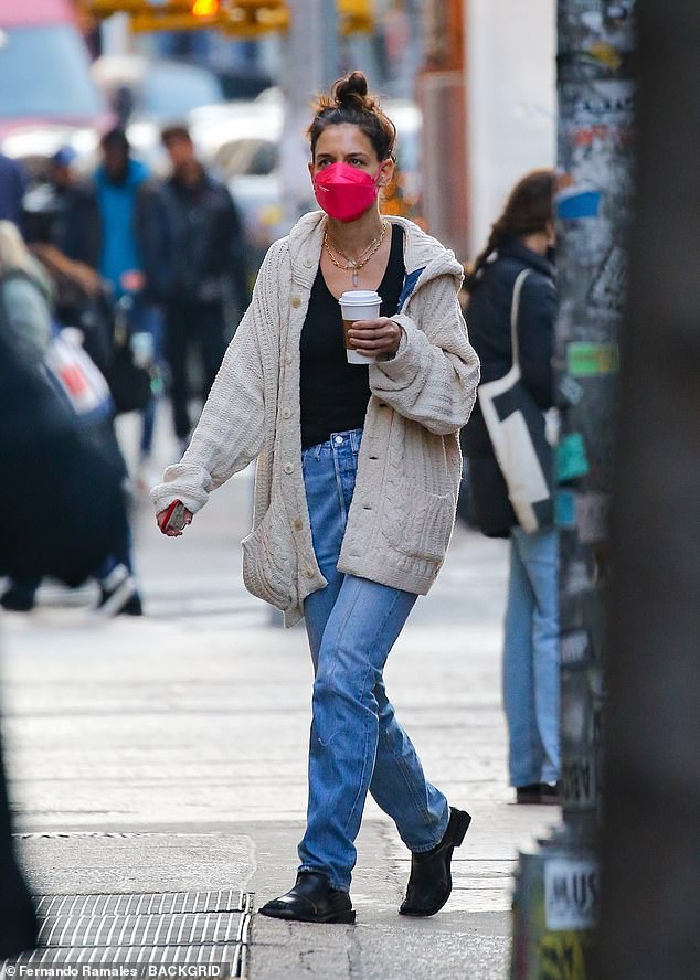 Fuera de casa: Katie Holmes, de 43 años, lució una figura relajada con un cárdigan de punto color crema mientras se ocupaba de sus deberes diarios en una salida discreta en la ciudad de Nueva York el miércoles.