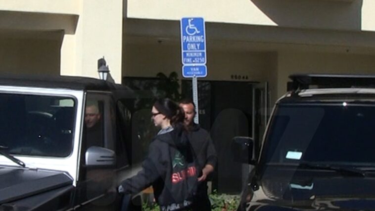 Kendall Jenner y Hailey Bieber siguen estacionándose ilegalmente en lugares para discapacitados en Pilates