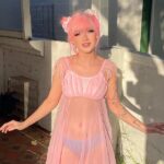 Sincero: la cantante y estrella de TikTok Peach PRC (en la foto) ha revelado su pasado 'oscuro y desordenado' como artista para adultos, y por qué se vio obligada a mantener en secreto su nombre real