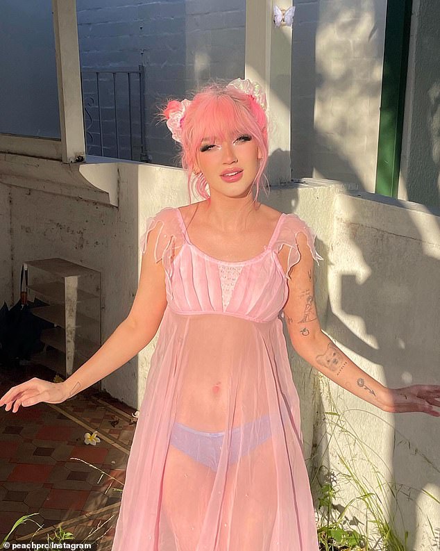 Sincero: la cantante y estrella de TikTok Peach PRC (en la foto) ha revelado su pasado 'oscuro y desordenado' como artista para adultos, y por qué se vio obligada a mantener en secreto su nombre real