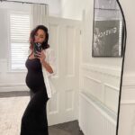 ¡Está brillando!  La estrella de Bachelor, Snezana Wood, de 41 años, mostró su creciente panza con un vestido negro mientras posaba para una selfie en el espejo el lunes.