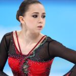 La patinadora rusa Kamila Valieva se cae y no logra la medalla en medio del escándalo de dopaje