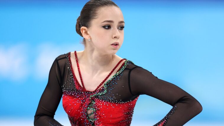 La patinadora rusa Kamila Valieva se cae y no logra la medalla en medio del escándalo de dopaje