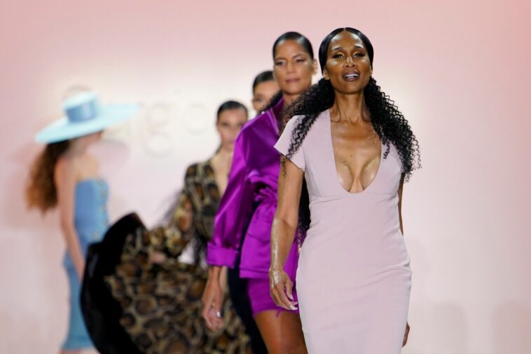 La supermodelo Beverly Johnson regresa a la pasarela en NYFW