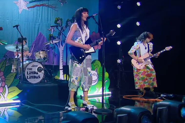 Las Linda Lindas abrazan 'Growing Up' en 'Late Late Show'