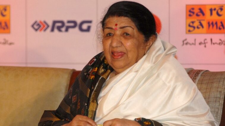 Lata Mangeshkar, cantante conocida como el “ruiseñor de la India”, muere a los 92 años