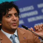 M Night Shyamalan y el nominado al Oscar 'Drive My Car', Ryusuke Hamaguchi, inauguran el Festival de Cine de Berlín: conferencia de prensa del jurado