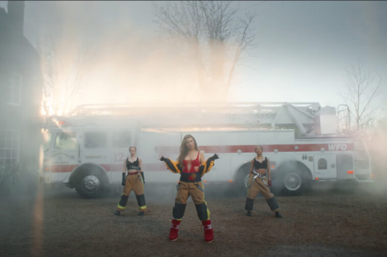 Mimi Webb es la mejor amiga de los bomberos después de incendiar la 'casa de su hombre' en un nuevo video