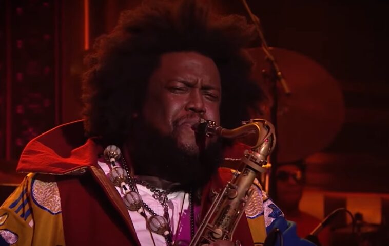 Mira a Kamasi Washington interpretar su nuevo sencillo 'The Garden Path' en 'The Tonight Show'