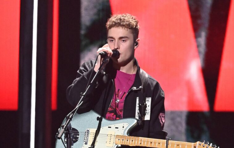 Mira a Sam Fender interpretar 'Seventeen Going Under' en los BRIT 2022