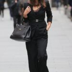Chica jefa: Myleene Klass, de 43 años, vestida con un elegante traje negro y accesorios de Chanel mientras desafiaba los elementos al llegar a Smooth FM en Leicester Square de Londres, el viernes.