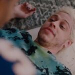 'Soy muy golpeable': Pete Davidson fue derribado al suelo por el ex apoyador Jerod Mayo en un hilarante anuncio de Super Bowl para Hellman's