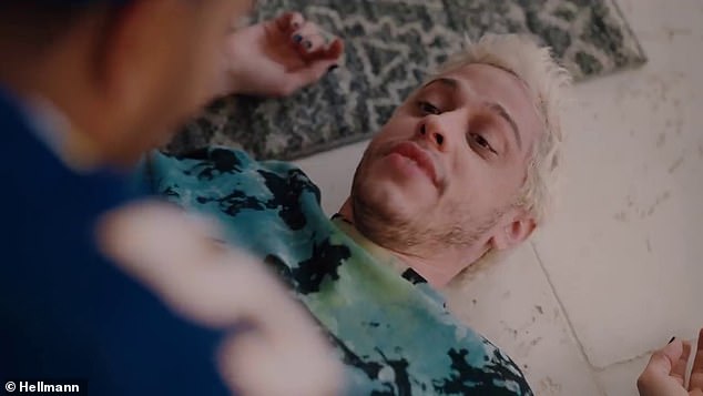 'Soy muy golpeable': Pete Davidson fue derribado al suelo por el ex apoyador Jerod Mayo en un hilarante anuncio de Super Bowl para Hellman's