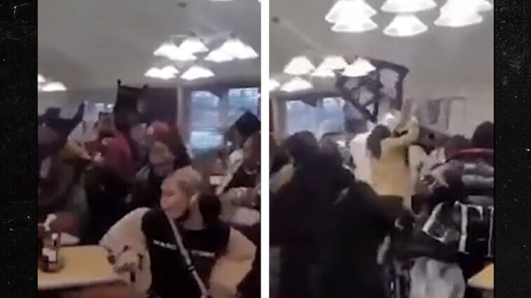 Se desata una pelea masiva en el Golden Corral, posiblemente por un bistec