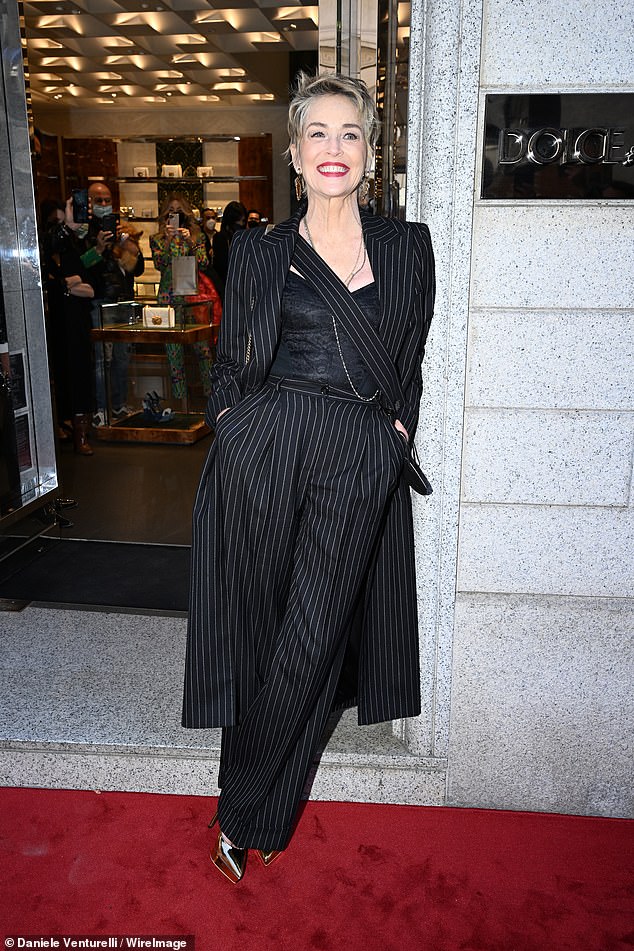 Divirtiéndose: Sharon Stone, de 63 años, estaba muy animada cuando asistió a una sesión fotográfica para el evento boutique de Dolce & Gabbana durante la Semana de la Moda de Milán.