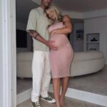 Amado: Tammy Hembrow presumió con orgullo su creciente panza en una serie de fotos acogedoras con su prometido Matt Poole para el Día de San Valentín