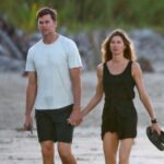 Tom Brady y Gisele Bundchen tomados de la mano caminando en la playa en Costa Rica