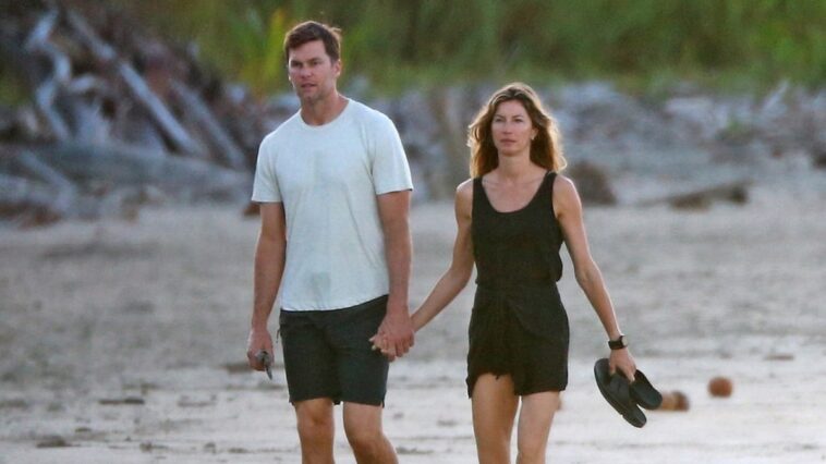 Tom Brady y Gisele Bundchen tomados de la mano caminando en la playa en Costa Rica