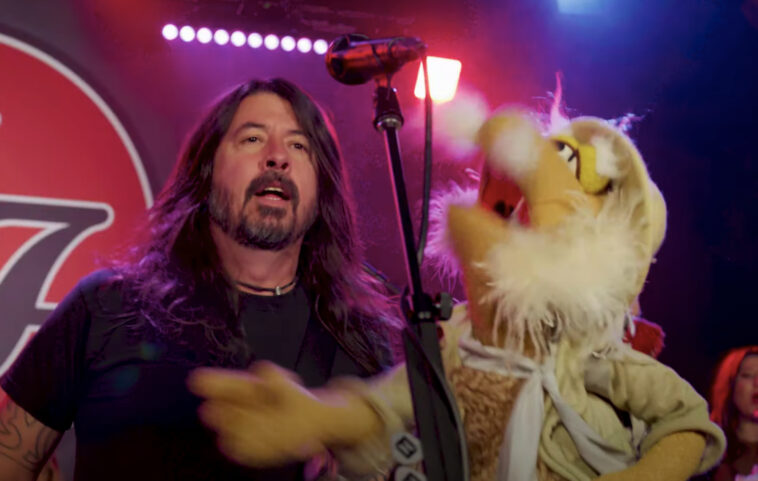 Waych Foo Fighters improvisa con Fraggles en el nuevo video 'Fraggle Rock Rock'