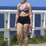 Tomando el sol: Abbie Chatfield de The Bachelor mostró sus amplios activos en un diminuto bikini mientras daba un paseo en la playa Bondi de Sydney el martes.