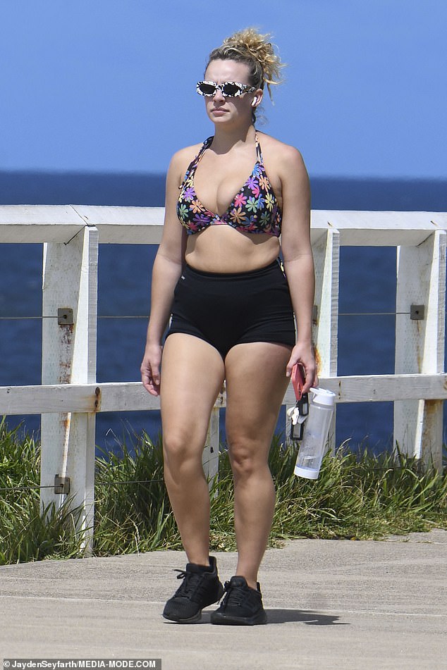 Tomando el sol: Abbie Chatfield de The Bachelor mostró sus amplios activos en un diminuto bikini mientras daba un paseo en la playa Bondi de Sydney el martes.