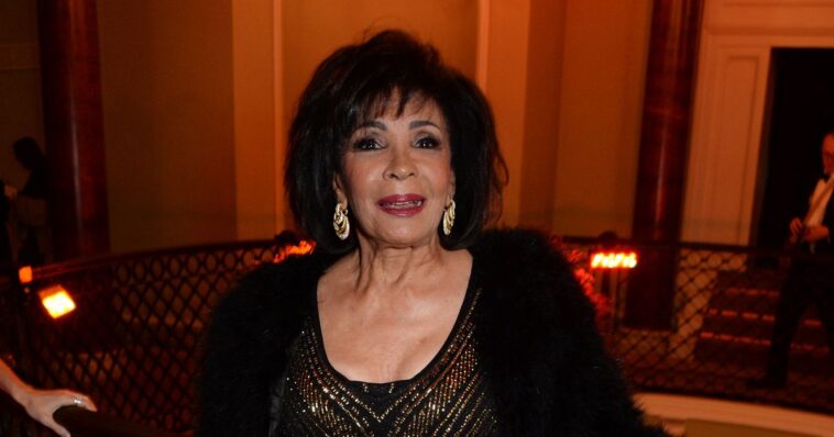 Aficionados de los BAFTA incrédulos por la edad de Shirley Bassey tras el tributo a James Bond