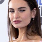 Añade el sujetador con mangas llamativas de Lily James a tu Mood Board de estilo primaveral