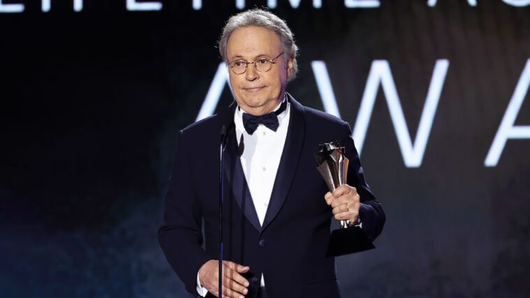 Billy Crystal acepta el honor a la trayectoria en los Critics Choice Awards: "Hay mucho más por venir"