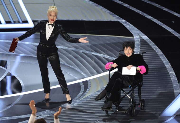 Cómo el esmoquin de lentejuelas de los Oscar 2022 de Lady Gaga honró a Liza Minnelli