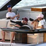 ¡Esta es la vida!  David Beckham vivía una vida de lujo el viernes mientras disfrutaba de un tranquilo crucero en su nuevo superyate de £ 5 millones en Miami.