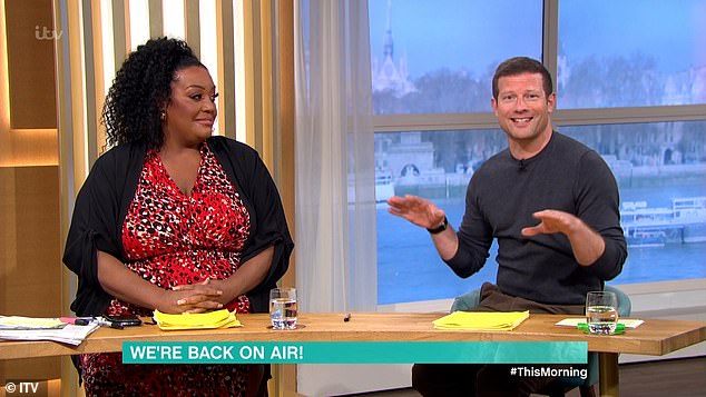 Estamos de vuelta: Dermot O'Leary se burló de la amenaza de bomba que casi envió a ITV al colapso el jueves mientras se preparaba para presentar la última edición de This Morning