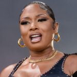 El sello discográfico de Megan Thee Stallion la contrarresta y afirma que le debe más álbumes