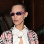 El último look de Bella Hadid para mostrar los abdominales es un cruce entre despistado y legalmente rubio