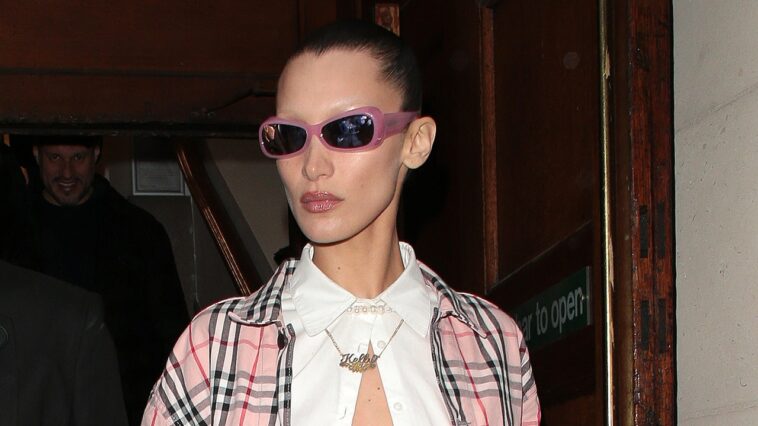 El último look de Bella Hadid para mostrar los abdominales es un cruce entre despistado y legalmente rubio