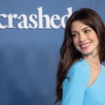 El vestido azul recortado de Anne Hathaway para el estreno de WeCrashed es una obra de arte