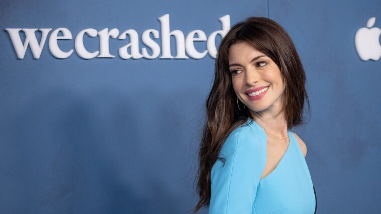 El vestido azul recortado de Anne Hathaway para el estreno de WeCrashed es una obra de arte