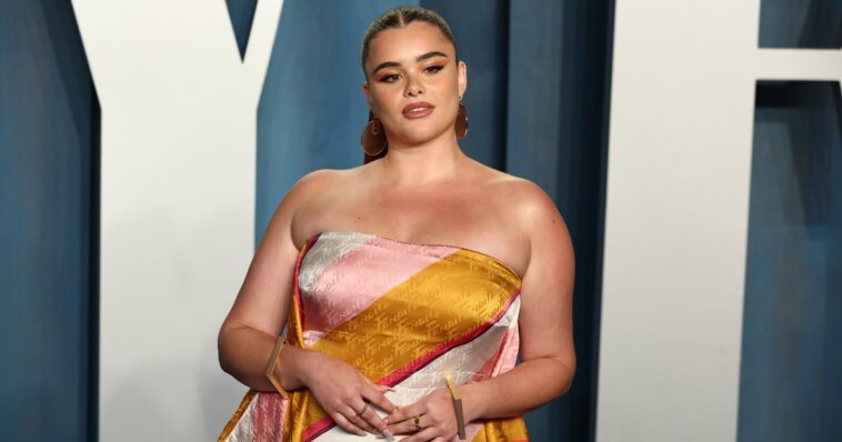 El vestido de bufanda de Barbie Ferreira clava el "Euforia"Estética de vacaciones