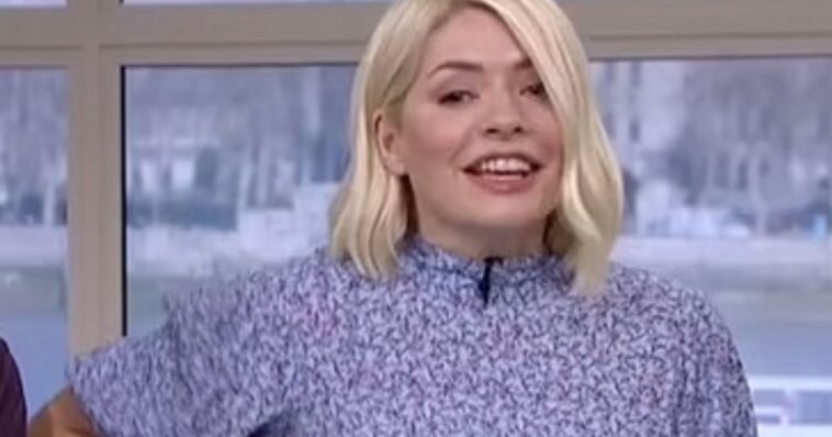 Holly Willoughby se ríe cuando la atrapan levantando su Spanx en This Morning